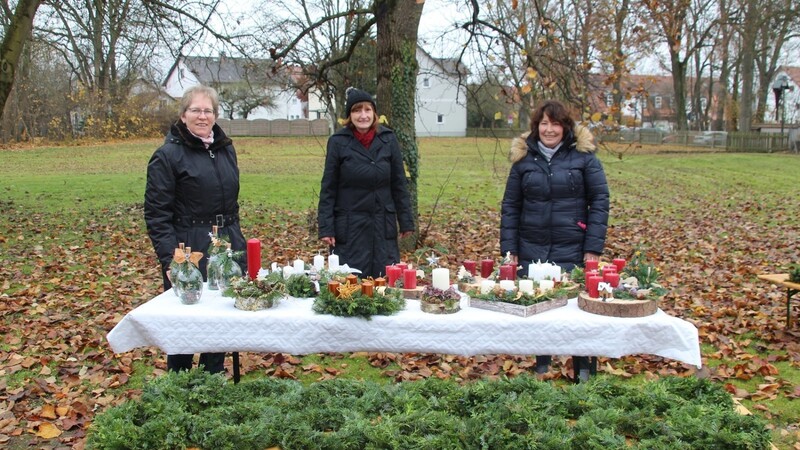 Maria Weiß, Magdalena Heilmeier und Christine Deutinger (v. l.) beim Verkauf der Weihnachtsdekorationen im Pfarrgarten.