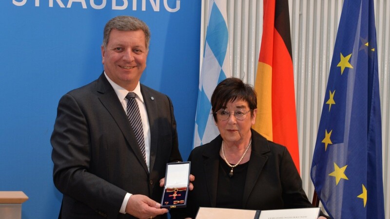 Staatsminister Christian Steinmeier überreicht im Auftrag von Bundespräsident Walter Steinmeier an Brigitte Messerschmitt Urkunde und das Verdienstkreuz am Bande, den Verdienstorden der Bundesrepublik Deutschland.