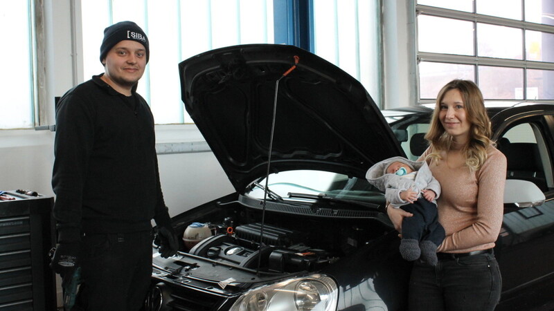 Hatten am Wochenende erst die Idee für die kleine Hilfsaktion: Werkstatt-Chef Denis Jaszczuk und seine Verlobte Katharina Hamperl mit dem kleinen Finn.