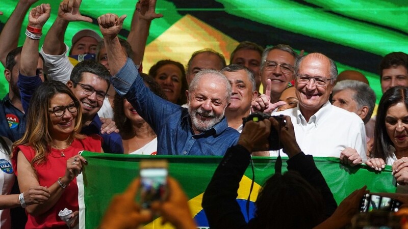 Luiz Inácio Lula da Silva hält in São Paulo seine erste Rede vor der Presse nach seinem Sieg.