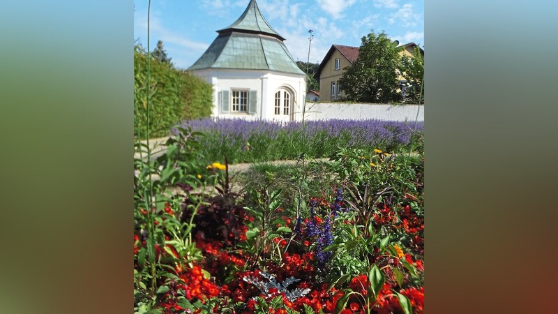 Im Mettener Prälatengarten wurde vom Bauhof die Sommerbepflanzung durchgeführt.