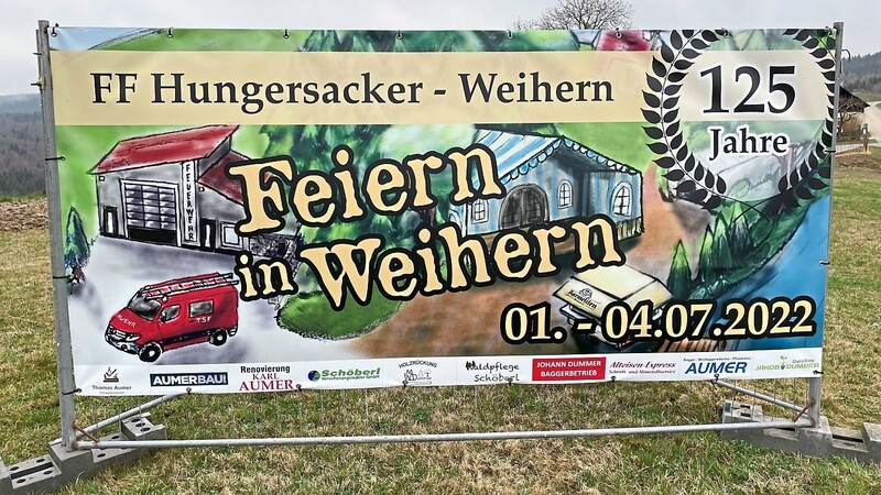 Mit diesem Banner in Weihern und einem weiteren bei Zumhof wirbt die Feuerwehr Hungersacker-Weihern für das Gründungsfest.
