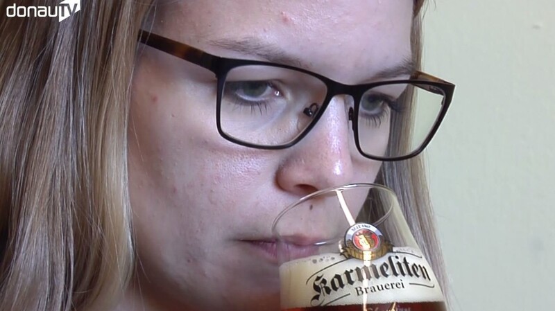 Wer ganz genau wissen will, wie Bier gebraut wird, der macht eine Ausbildung zum Bier-Sommelier. Bei der Karmeliten Brauerei in Straubing hat sich nun erstmals eine Frau für diesen Weg entschieden.