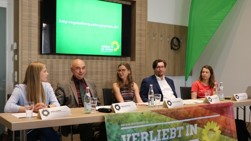 Anna Hopfe von der Grünen Jugend (v.l.), Jürgen Mistol, Kreisverbandsvorsitzende Theresa Eberlein, Stefan Christoph und Jamila Schäfer (stellvertretende Bundesvorsitzende) sprachen über ihren Kommunalwahlkampf.