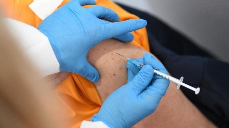 2.222 Personen im Landkreis Regen haben bisher die Erstimpfung gegen Corona erhalten. (Symbolbild)