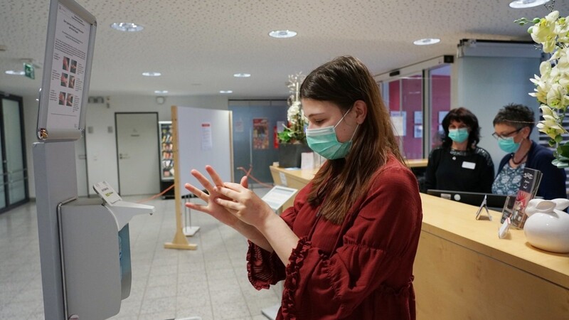 In der Klinik Bogen werden Gäste von den Rezeptionskräften zu Risikofaktoren befragt und mit Mund-Nasen-Schutz ausgestattet.