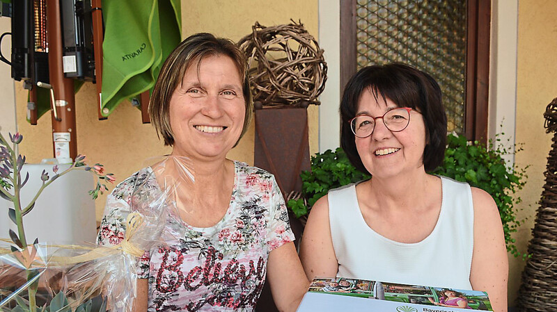 Ortsbäuerin Renate Schmidt (links) und ihre Stellvertreterin Burgi Amberger sagten "Servus" - und hoffen weiter auf eine Nachfolgerin.