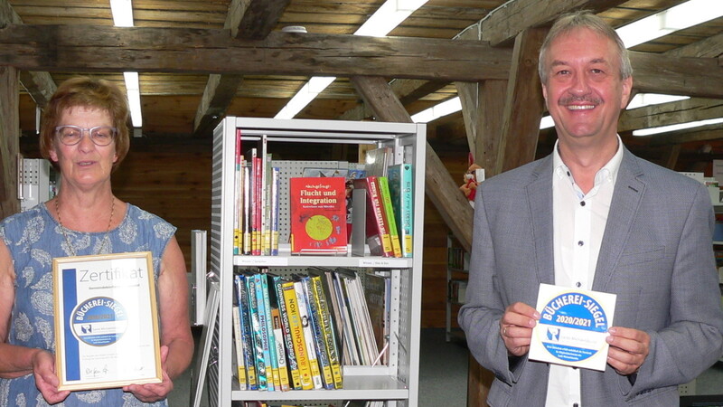 Die Büchereileiterin Rita Lotric und Bürgermeister Herbert Blascheck sind stolz über die erneute Auszeichnung der Langquaider Marktbücherei mit dem Bücherei-Siegel in Gold.