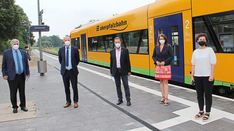 Nahmen den neuen Bahnhof in Augenschein (von links): MdB Karl Holmeier, Walter Reichenberger, Klaus Kores, Martina Englhardt-Kopf und Sonja Blodig.