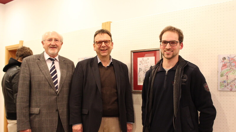 Stellvertretender Landrat Erich Muhr (v. li.), Bürgermeister Franz Wittmann und Karikaturist Matthias Englmeier.(Foto: Lang)