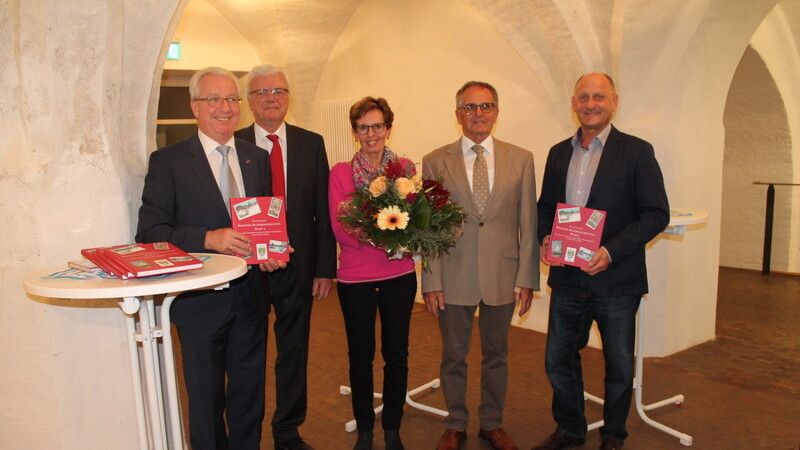 Bei der Buchvorstellung waren unter anderem (von links) Bürgermeister Franz Schedlbauer, Verleger Claus Hartmannsgruber, Ulrike Neueder, Autor Hans Neueder sowie Landratsstellvertreter Ferry Eckl.