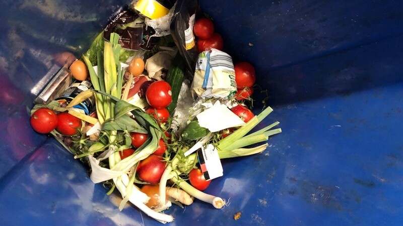 Konsumenten werfen heute viel mehr weg als früher. Rund ein Drittel der Lebensmittel landet im Müll.