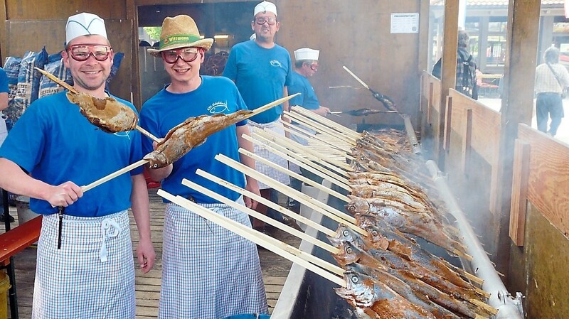 Der größte Publikumsliebling beim Fischerfest ist der vom Grillteam mit großem Aufwand gegrillte Steckerlfisch .
