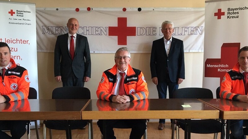 BRK-Rettungsdienstleiter Michael Daiminger (vorne Mitte)übergibt in Anwesenheit von BRK-Präsident Theo Zellner und Kreisgeschäftsführer Manfred Aschenbrenner an Dominik Lommer (links) und Tobias Muhr (rechts).
