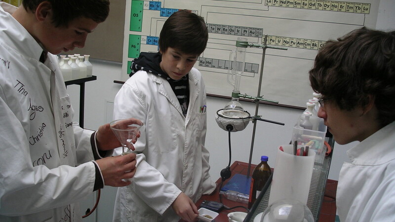 Das erste "Jugend forscht"-Team gemeinsam im Chemielabor. Das VHG verfügt mittlerweile über eine noch bessere naturwissenschaftliche Ausstattung.