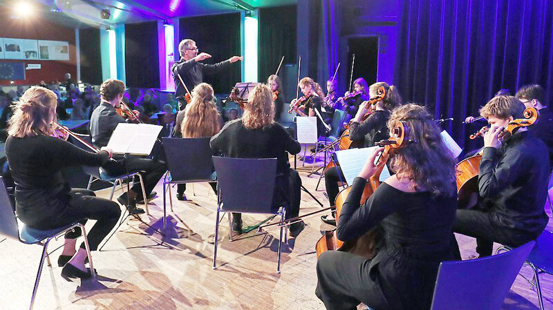 Das Jugendstreichorchester der Musikschule spielte unter Leitung von Herbert Gill unter anderem - natürlich - die Europahymne.