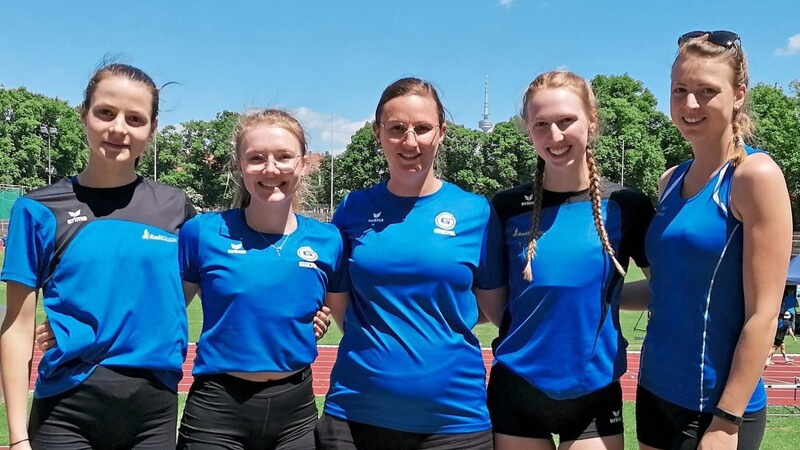 Den siebten Platz bei der 4x100m-Staffel erreichten (v.l.) Hannah Spring, Julia Forstner, Alexandra und Antonia Weber mit Trainerin Franziska Kreipl (Mitte).