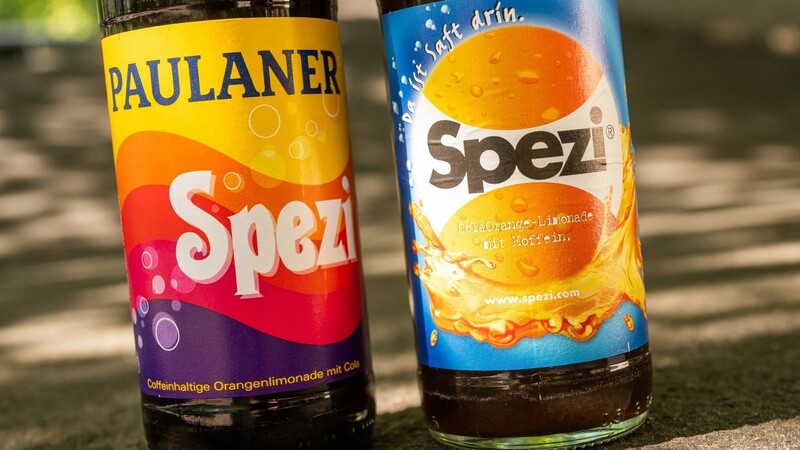 Das Kultgetränk "Spezi" - einmal von der Großbrauerei Paulaner und einmal von der Augsburger Riegele Brauerei. Wem gehört der begehrte Name?