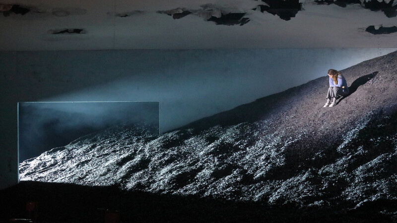 Elena Stikhina als "Aida" allein und verlassen auf der von Paolo Fantinentworfenen Bühne, die sich langsam mit Sand füllt.