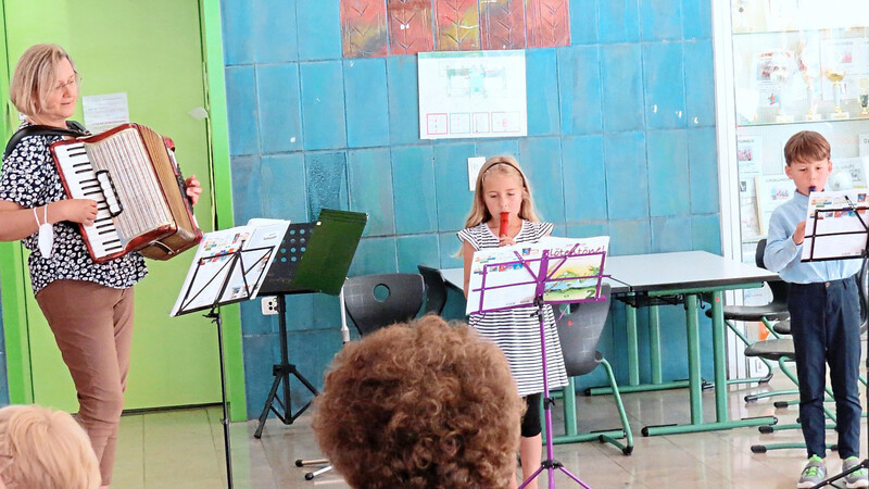 Ferienstimmung vermittelten Lukas Englbrecht und Helena Stern zusammen mit ihrer Musiklehrerin.