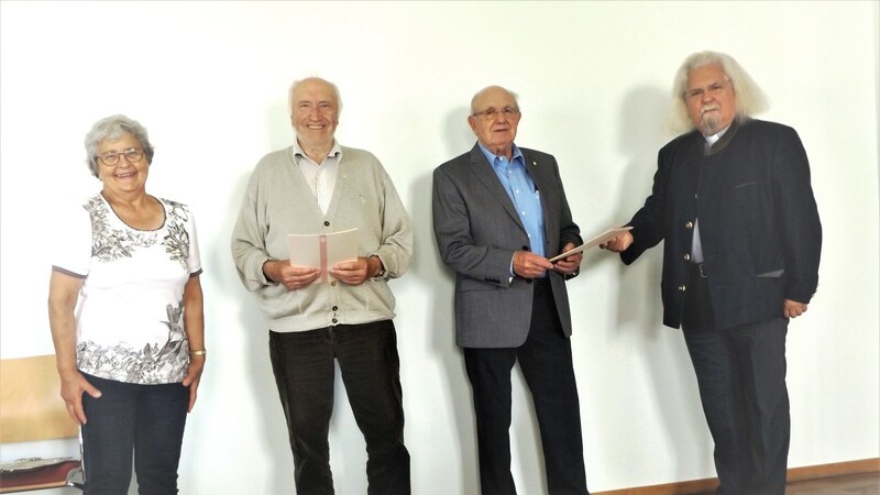 KAB-Vorsitzende Elisabeth Wagenhofer, die geehrten Mitglieder Guba (25 Jahre) und Schachtl (40 Jahre) sowie Stadtpfarrer Peter König (von links).