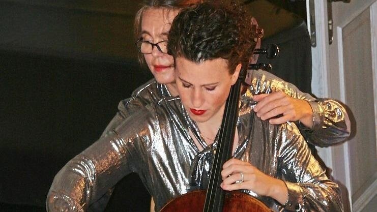 Ein Kabinettstückchen: Katrin Banhierl und Lisa Pokorny bespielen miteinander nur ein Cello.