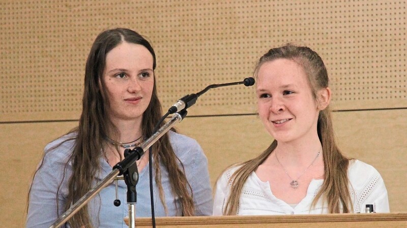 Die beiden Schülerinnen Mirjam Krebs (links) und Annika von Malm stellten die verschiedenen Facetten der Pflegeausbildung dar.
