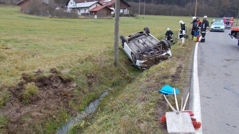 Unfall am Dienstagmorgen bei Neukirchen b. Hl. Blut. In dem Opel Corsa befanden sich eine junge Mutter und ihre beiden Kleinkinder.
