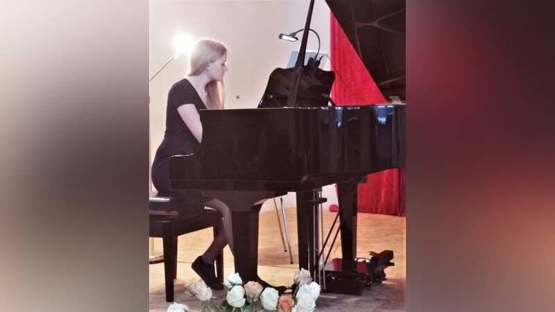 Beim traditionellen Klassikabend verabschiedete sich Abiturientin Lucia Hösl nach vielen Jahren aus der Musikschule mit Skrjabins sechstem Prélude.