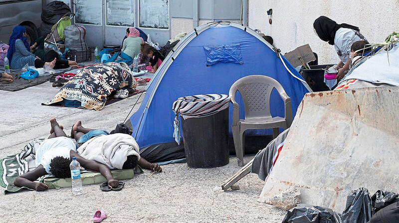 Migranten schlafen neben einem Zelt an der nordöstlichen Seite der Insel Lesbos. Die Brüsseler Kommission will ihren Vorschlag für ein neues gemeinsames Asylrecht nicht erst Ende September, sondern schon in der nächsten Woche präsentieren.