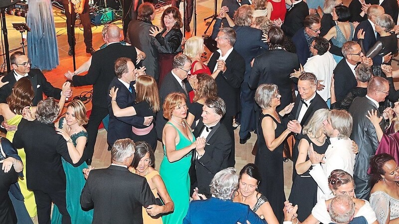 Die Tanzfläche im Bernlochnersaal war den ganzen Abend über sehr gut gefüllt. 400 Gäste sorgten für einen ausverkauften Benefizball "LA notte".
