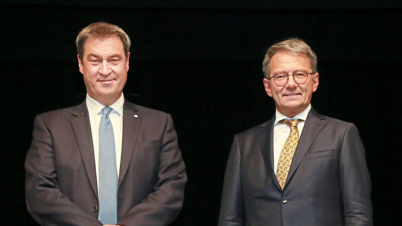 Markus Söder (links) gratuliert Thomas Karmasin, dem neu gewählten Präsidenten des Bayerischen Landkreistags.