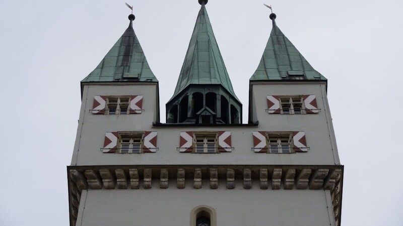 Im Durchgang des Straubinger Stadtturm gibt es nun öffentliche Toiletten. (Symbolbild)