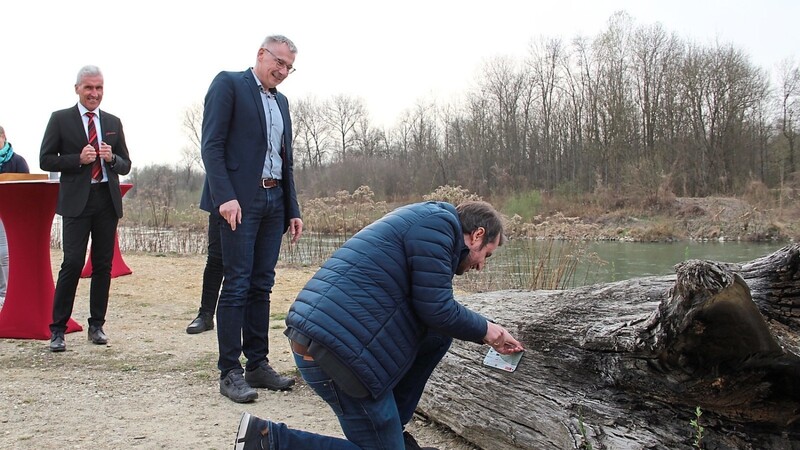 Landrat Werner Bumeder (2.v.r.) und Bürgermeister Matthias Kohlmayer legten selbst Hand an und vollendeten den Hörpfad des Projekts "Isarflüstern", indem sie die letzte der acht Plaketten festschraubten.
