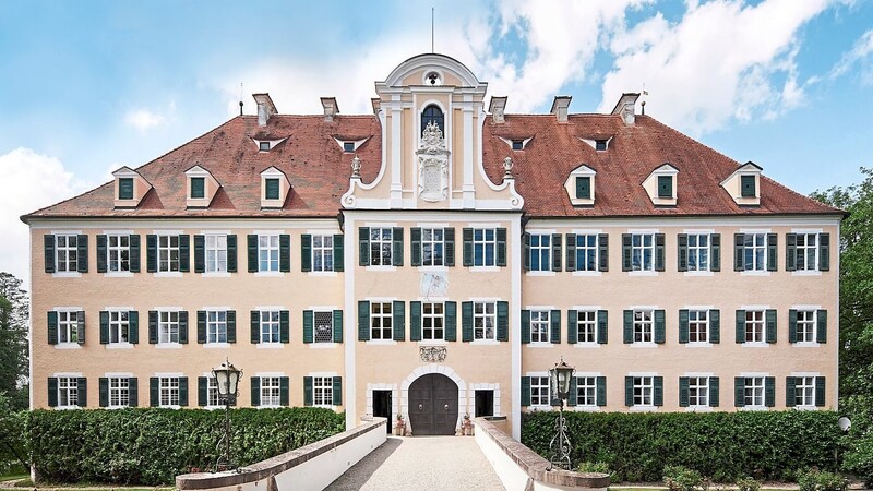 Das oberbayerische Schloss Sandizell könnte schon bald den Besitzer wechseln - zumindest zur Hälfte.