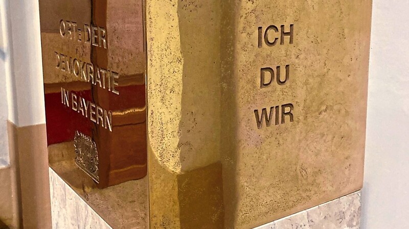 Der "Würfel der Demokratie" des Künstlerpaars Sabine Ackstaller und Moritz Schweikl hat inzwischen einen Ehrenplatz im Maximilianeum, dem Sitz des Bayerischen Landtags.