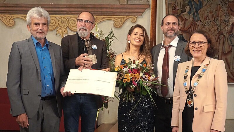Michael Buschheuer (Zweiter von rechts) trat mit Vater (links), Onkel und Ehefrau zur Preisverleihung auf die Bühne. OB Gertrud Maltz-Schwarzfischer (rechts) gratulierte.