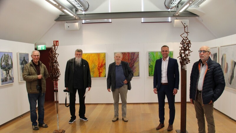Josef Mayer, Vorsitzender Werner Claßen, Fritz Königbauer, Bürgermeister Armin Grassinger sowie Anton Kerscher eröffneten am Mittwochnachmittag die Ausstellung der Isargilde.