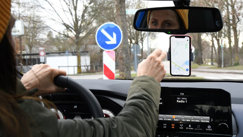 Kann verhängnisvoll enden: Die Beschäftigung mit dem Smartphone bei der Fahrt ist für immer mehr Autofahrer gängige Praxis.