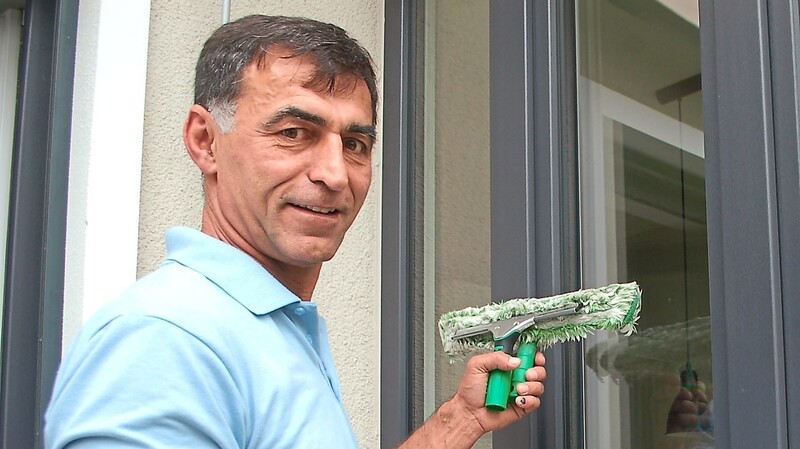 Der Chef greift auch selbst zum Putzlappen. Burhan Simnica betreibt einen Gebäudeservice in Regensburg.