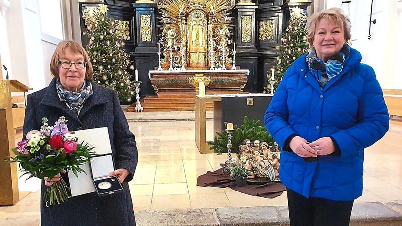 Im Rahmen einer Wort-Gottesfeier verlieh die stellvertretende KDFB-Diözesanvorsitzende Anne-Marie Ederer (rechts) im Auftrag des Bischofs die Stephanusplakette an Klara Kirschner.