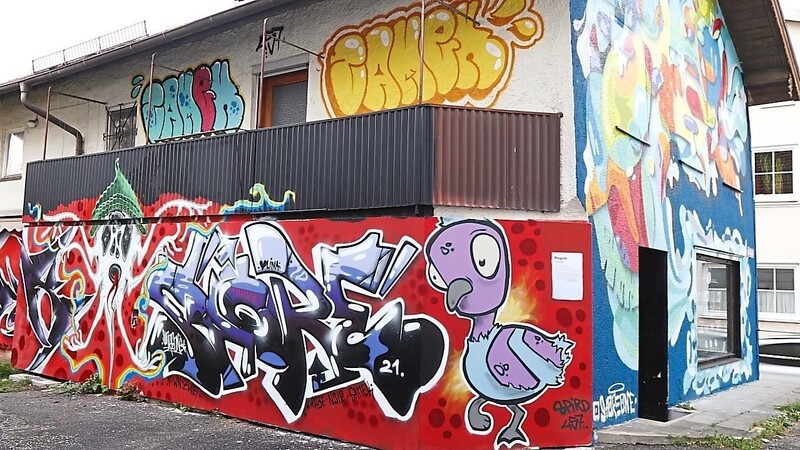 Beispiel für Moosburg? Die "Legal Wall" in Isen (Kreis Erding) mit einfachen, klaren Regeln, die nach Lage der Dinge auch eingehalten werden. Das Jugendparlament ist auf der Suche nach Möglichkeiten für Graffiti-Künstler.