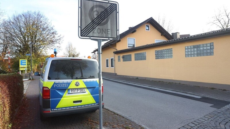 Ein Polizeiauto steht an einer Straße. In Weilheim hat sich eine Bluttat mit vier Toten ereignet.