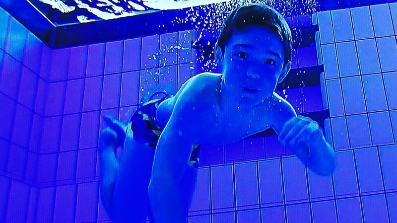 Ausschnitt aus einem der sieben Videos: Kilian taucht einen Ring aus zwei Meter Tiefe heraus, eine der Übungen für das Schwimmabzeichen in Bronze.