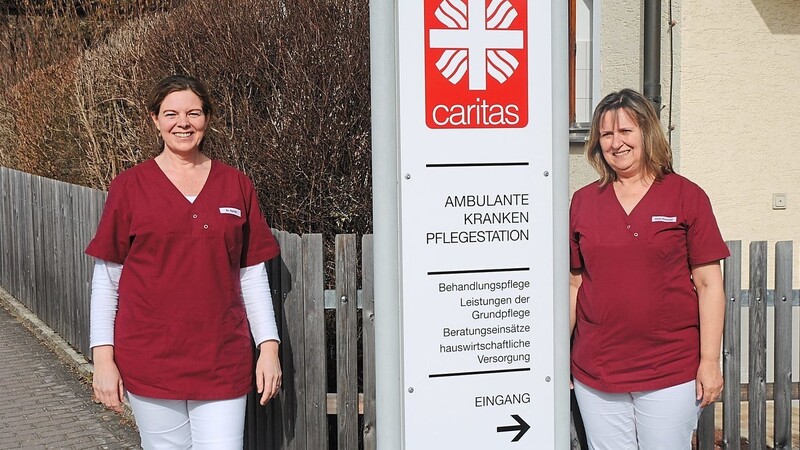Pflegedienstleiterin Irene Hummel (r.) und Pflegerin Sylvia Rüsenberg haben schwere Zeiten hinter sich, sind aber froh, bislang gut durch die Pandemie gekommen zu sein.