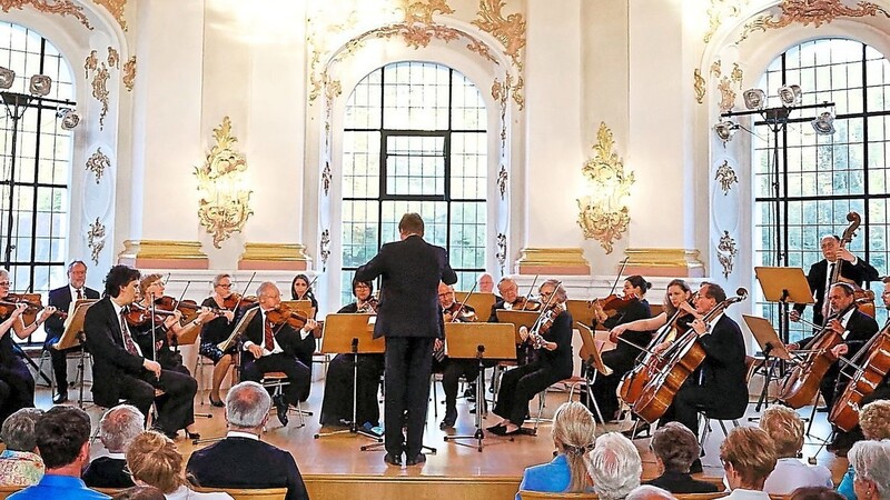 Langanhaltenden Applaus gab es am Ende für das Sinfonieorchester und seinen Dirigenten Christoph Liebl.