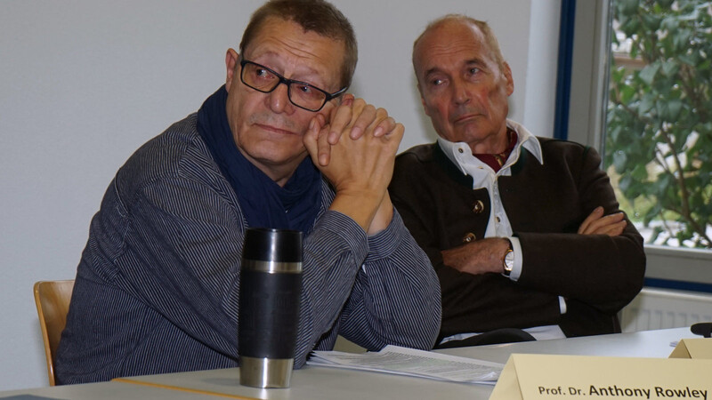 Der Linguist Dr. Oliver Baumann und der Archivar Prof. Dr. Reinhard Heydenreuter vertraten völlig konträre Positionen.