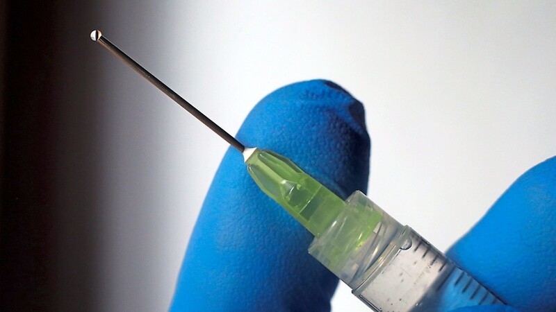 Eine geplante Impfpflicht für medizinisches Personal wird kontrovers diskutiert.