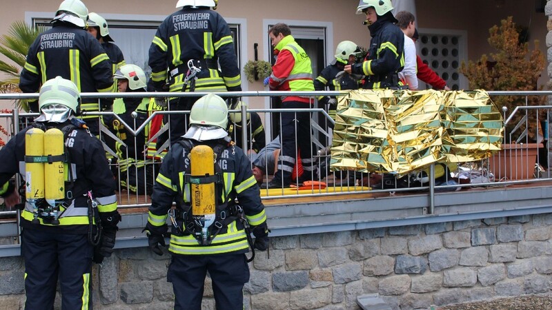 Feuerwehr und Notarzt retteten den Mitarbeiter einer Reinigungsfirma aus dem Heizöltank.