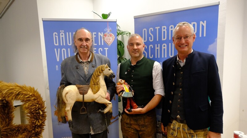 Max Riedl (v.l.) mit seinem designierten Nachfolger Daniel Winklmaier und OB Markus Pannermayr.  Fotos: Ulli Scharrer